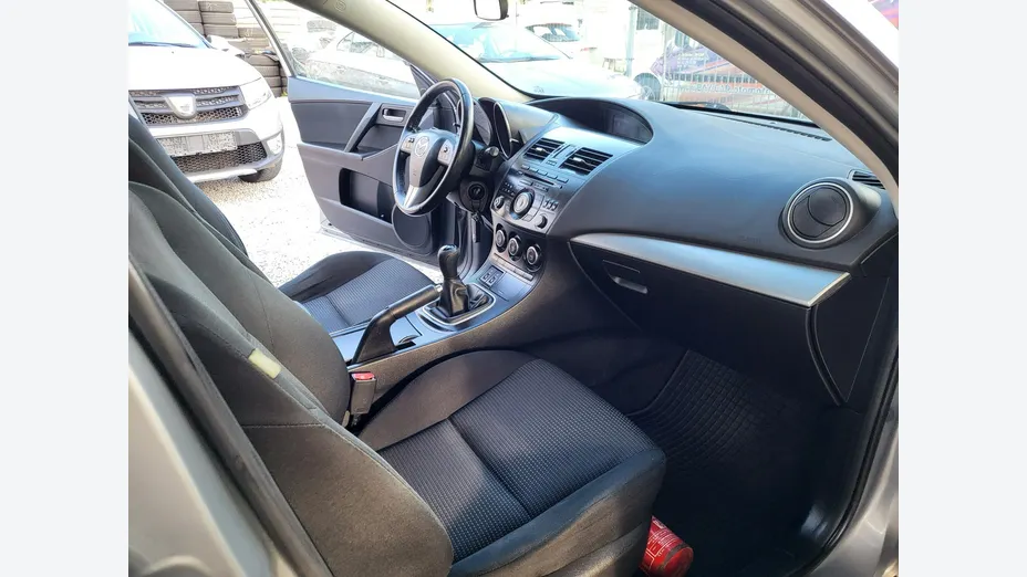 MAZDA 3 -