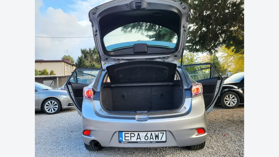 MAZDA 3 -