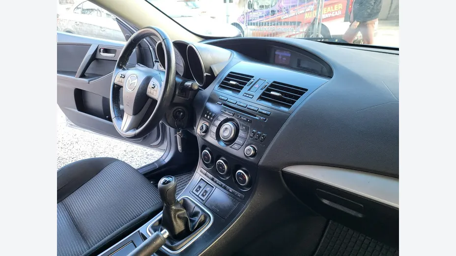 MAZDA 3 -