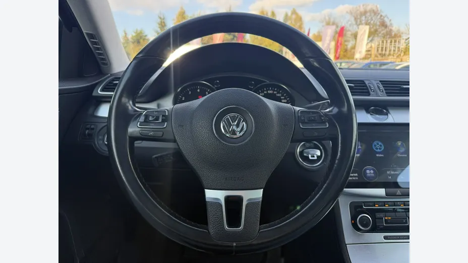 VOLKSWAGEN Passat -