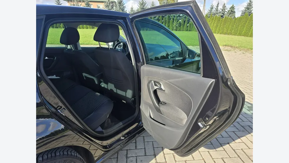 VOLKSWAGEN Polo -