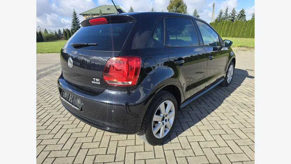 VOLKSWAGEN Polo -