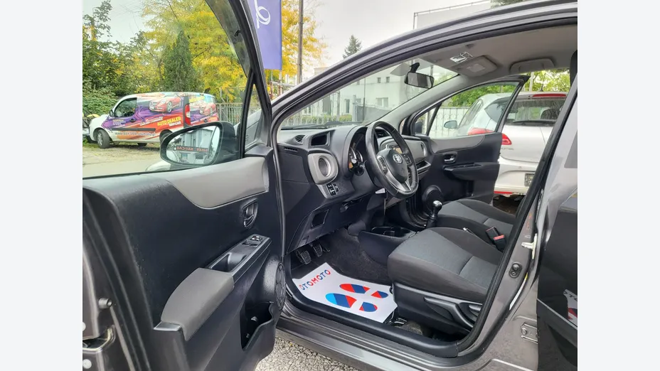 TOYOTA Yaris -