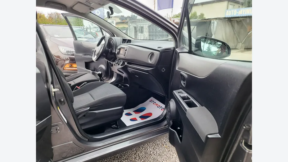 TOYOTA Yaris -