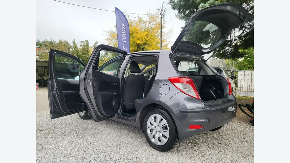 TOYOTA Yaris -