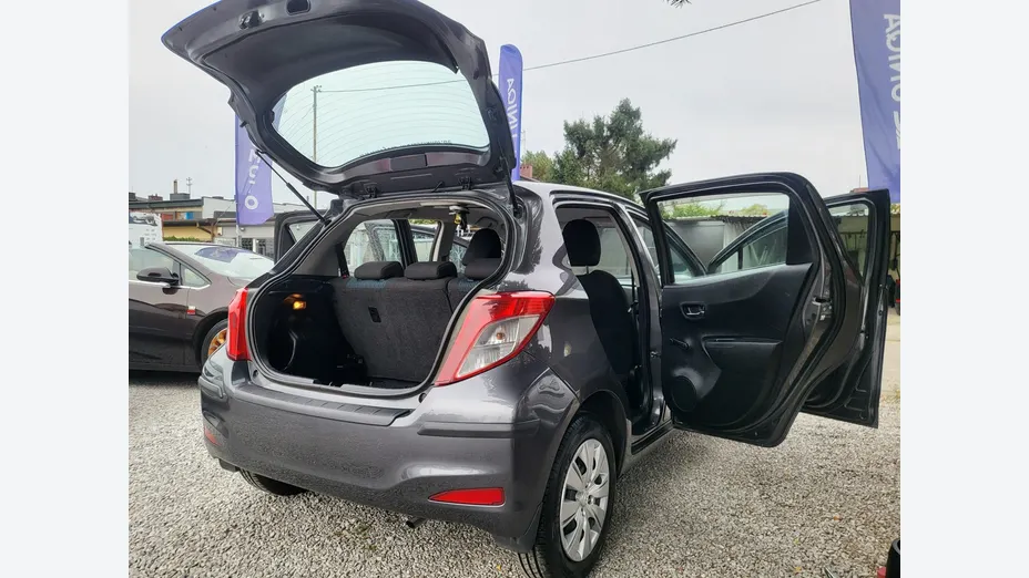TOYOTA Yaris -