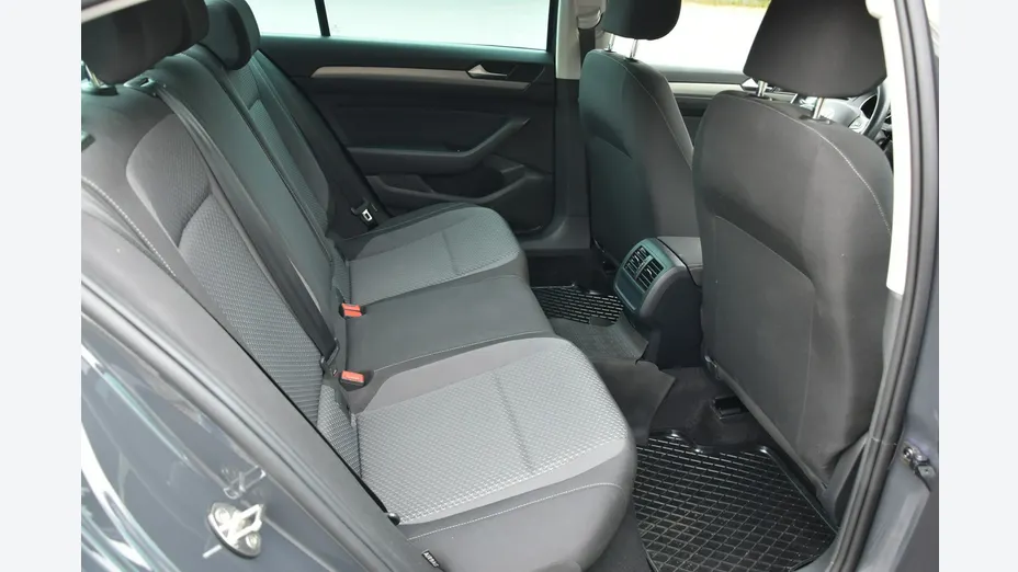 VOLKSWAGEN Passat -
