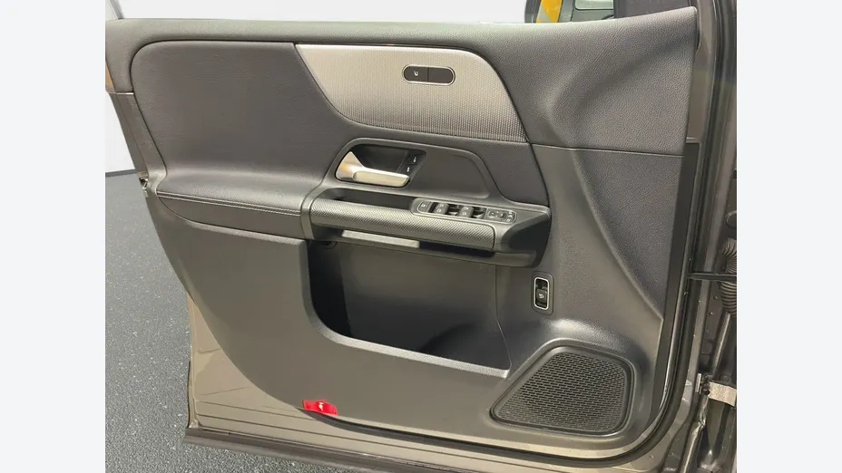 MERCEDES-BENZ GLB -