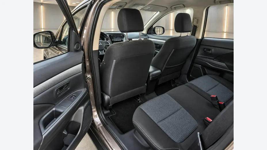MITSUBISHI Outlander -