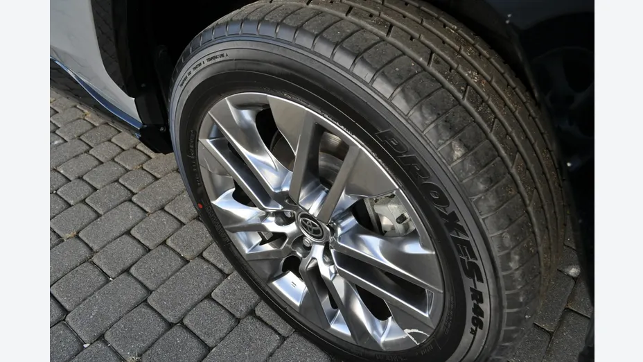TOYOTA RAV4 -