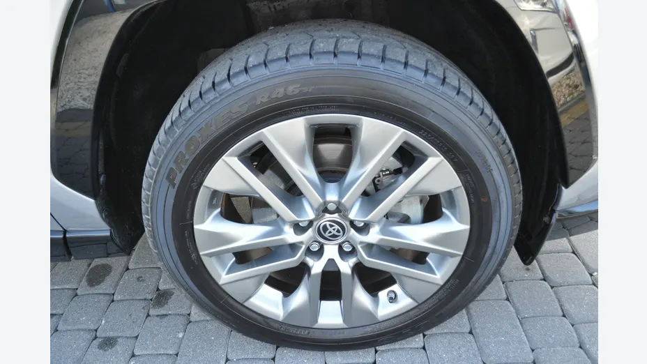 TOYOTA RAV4 -