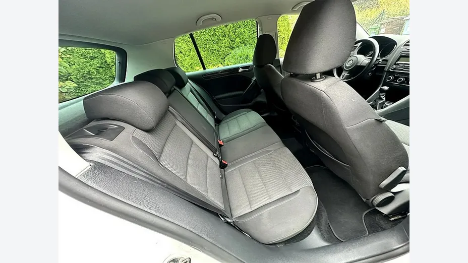 VOLKSWAGEN Golf -