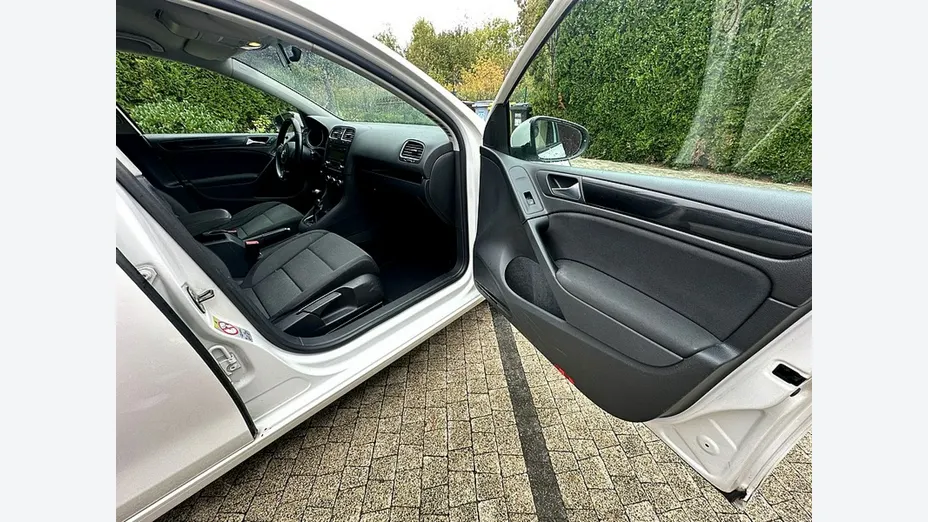 VOLKSWAGEN Golf -