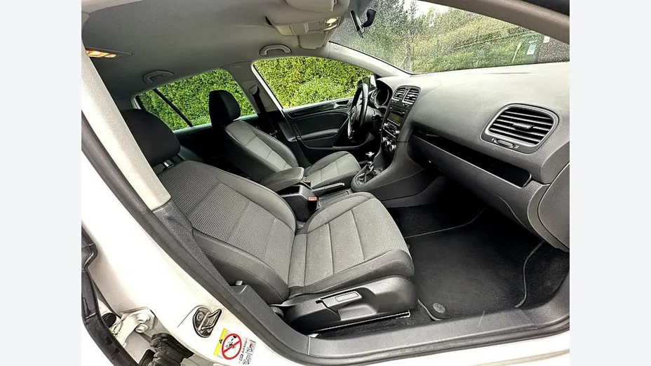 VOLKSWAGEN Golf -