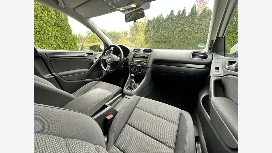 VOLKSWAGEN Golf -
