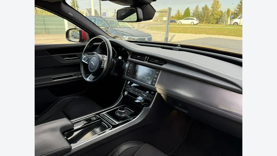JAGUAR XF -