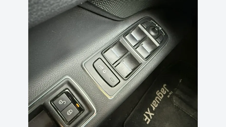 JAGUAR XF -
