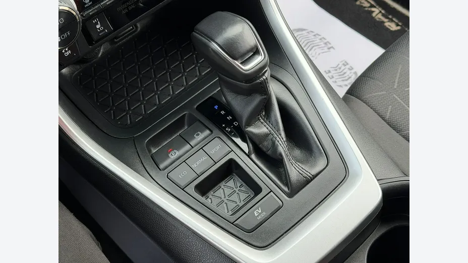 TOYOTA RAV4 -