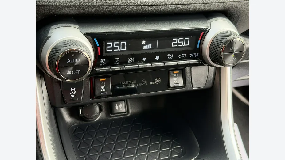 TOYOTA RAV4 -