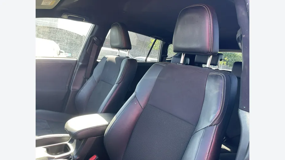 TOYOTA RAV4 -