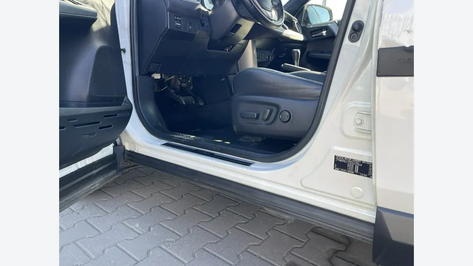 TOYOTA RAV4 -