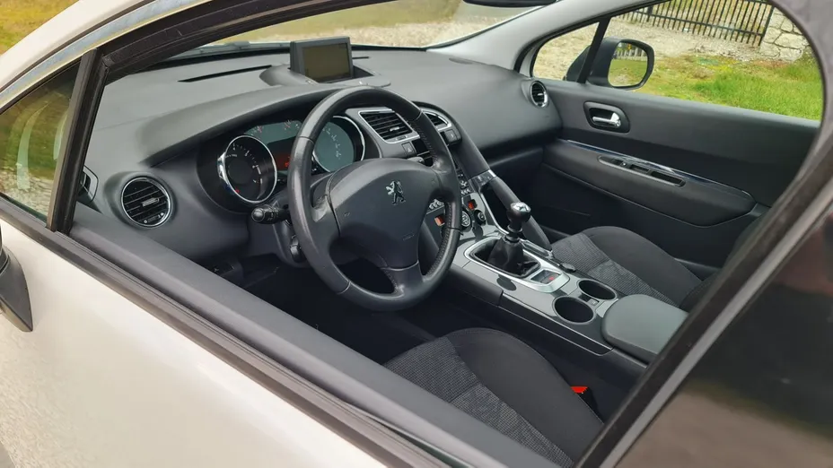 PEUGEOT 3008 -