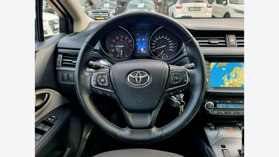 TOYOTA Avensis -