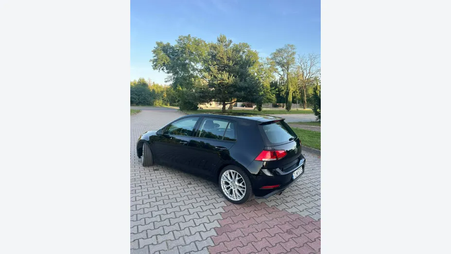VOLKSWAGEN Golf -