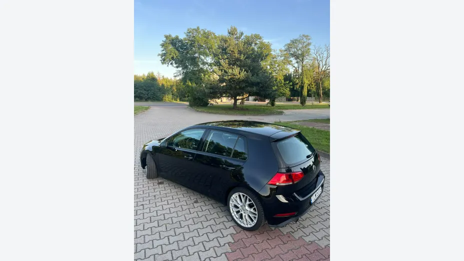 VOLKSWAGEN Golf -