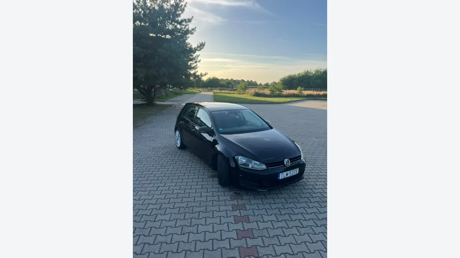 VOLKSWAGEN Golf -