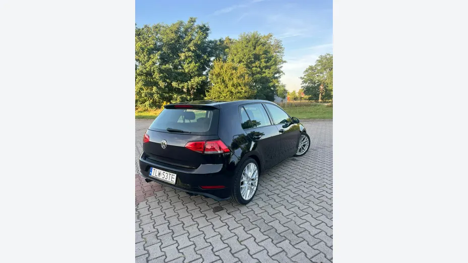 VOLKSWAGEN Golf -