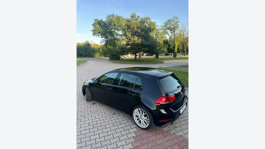 VOLKSWAGEN Golf -