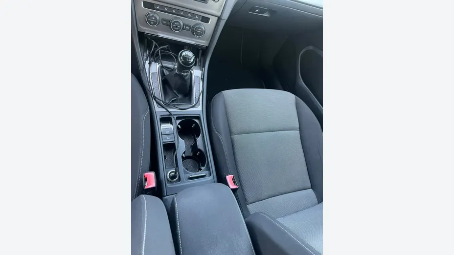 VOLKSWAGEN Golf -