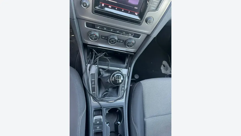 VOLKSWAGEN Golf -