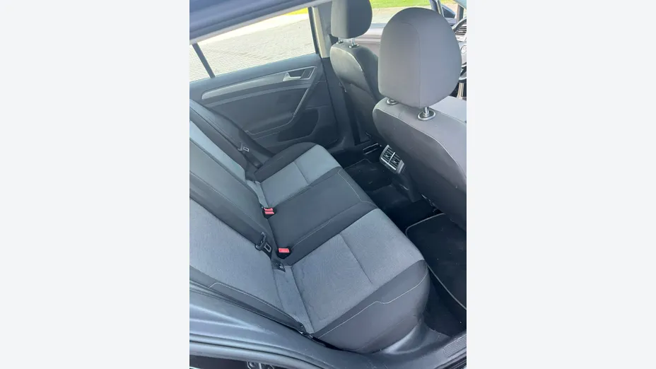 VOLKSWAGEN Golf -