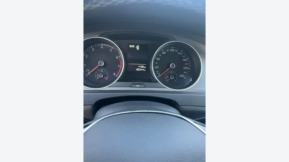 VOLKSWAGEN Golf -