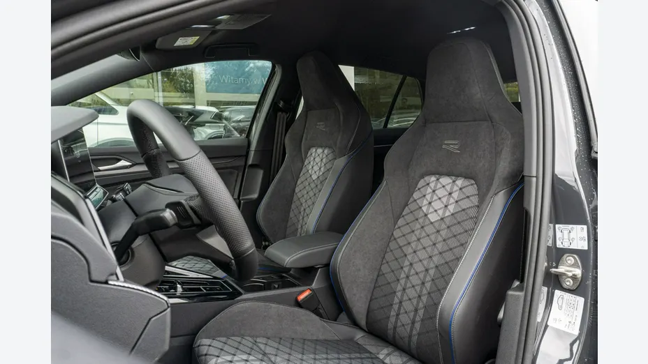 VOLKSWAGEN Golf -