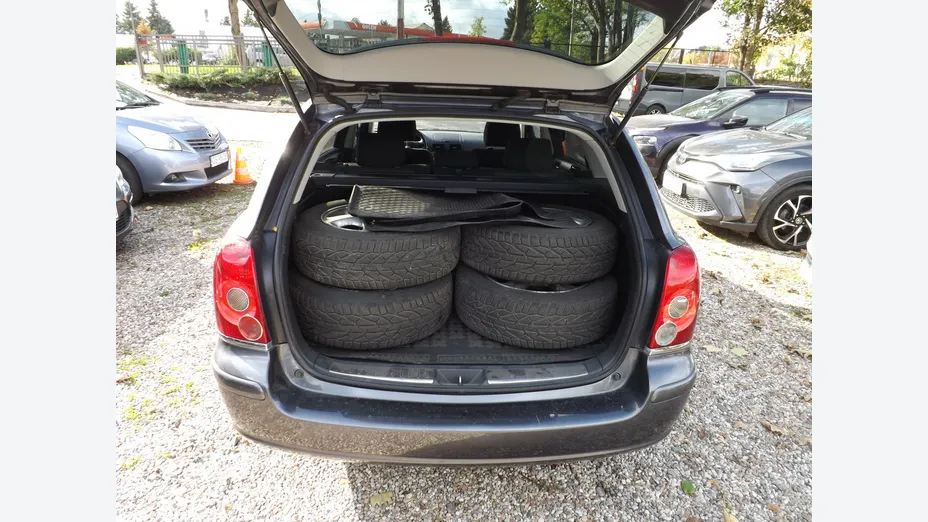 TOYOTA Avensis -