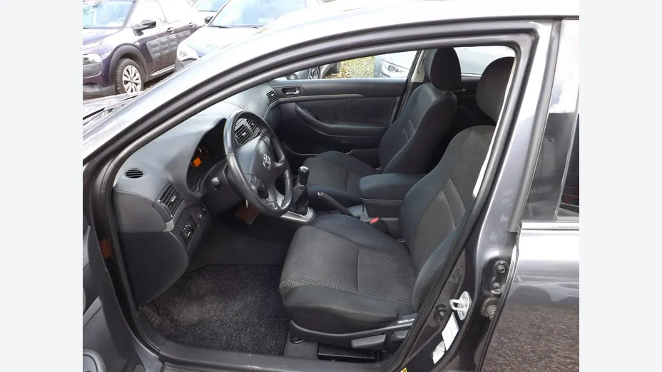 TOYOTA Avensis -