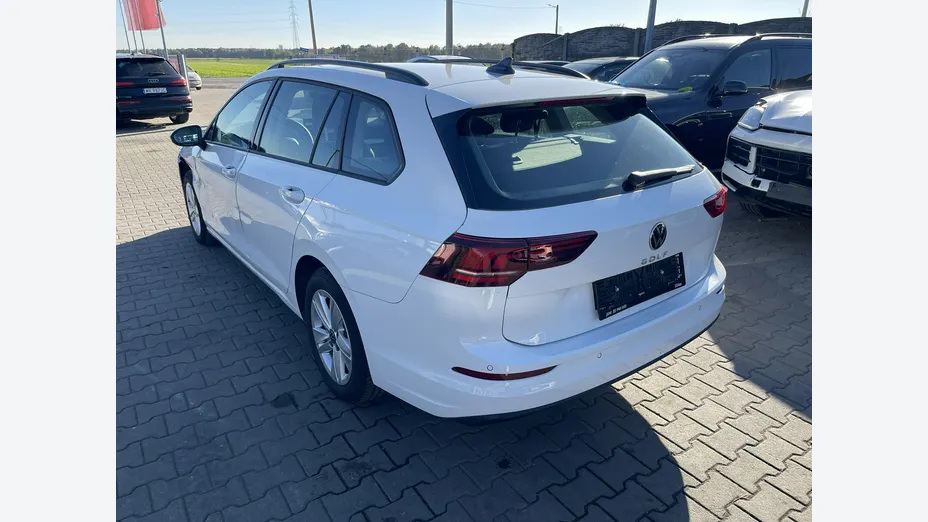 VOLKSWAGEN Golf -