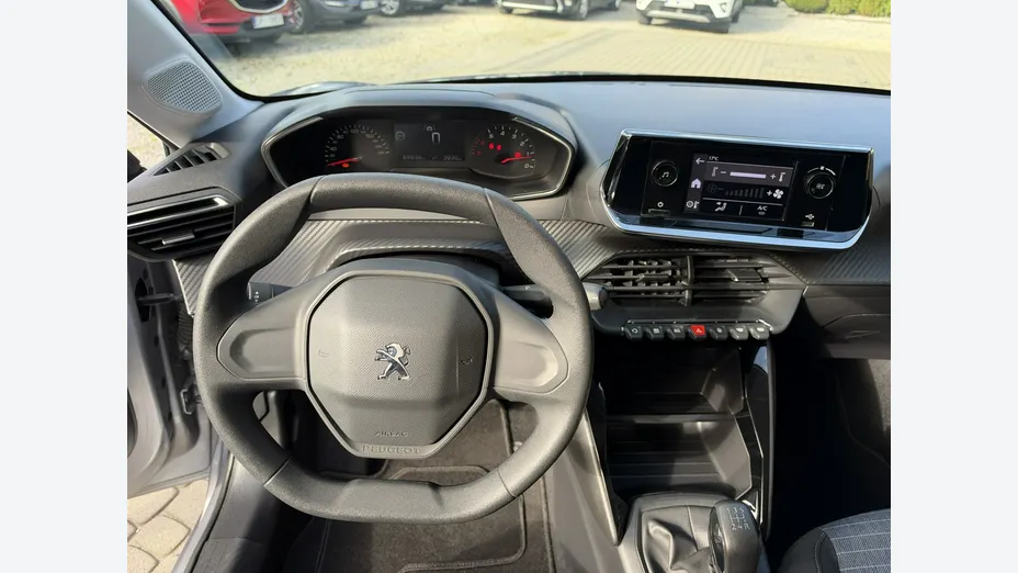 PEUGEOT 208 -