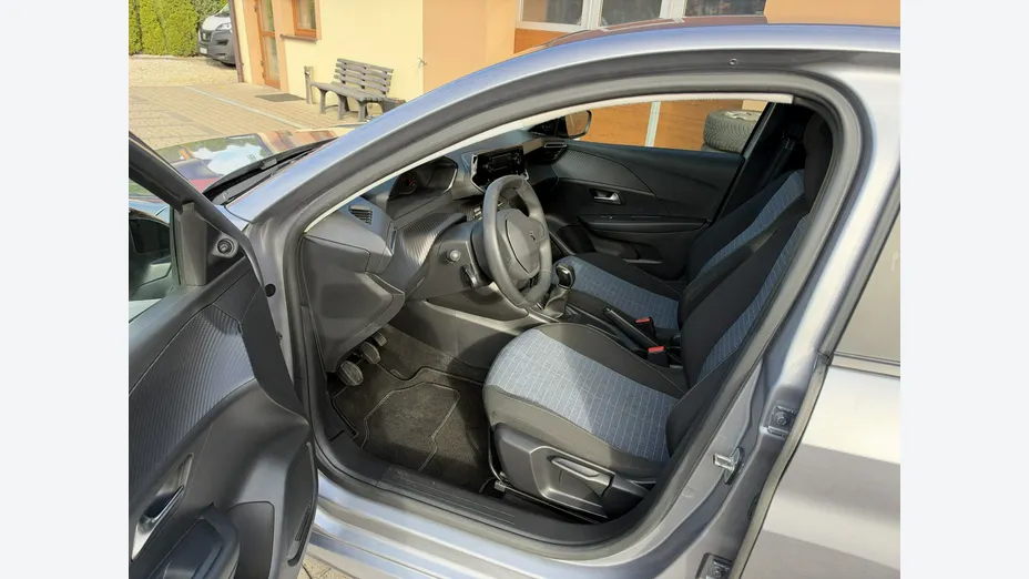 PEUGEOT 208 -