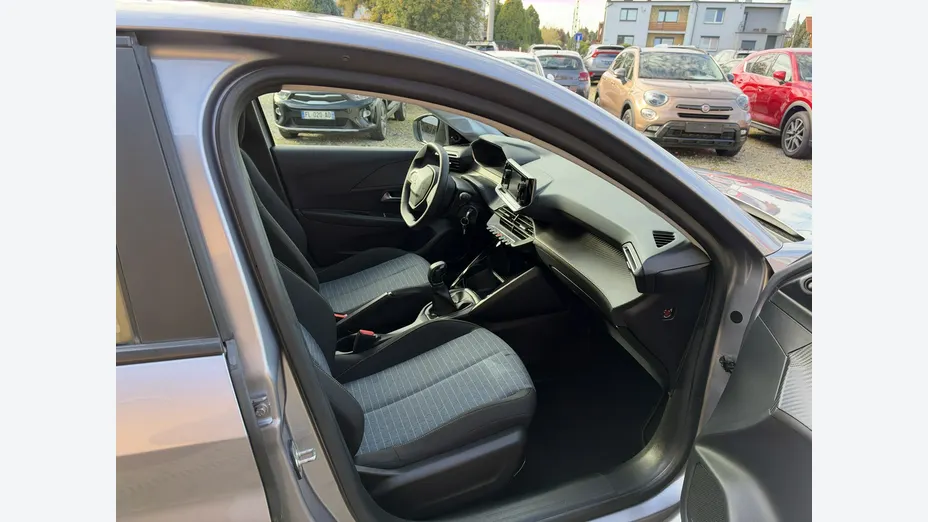 PEUGEOT 208 -
