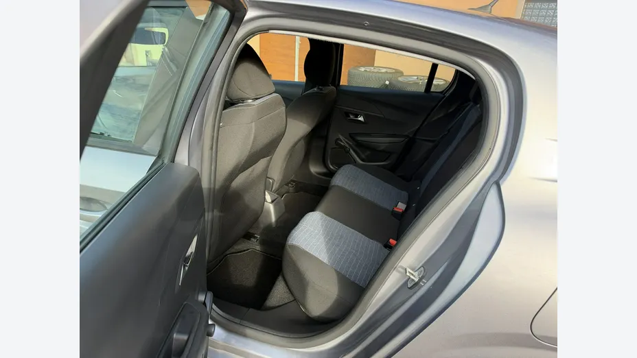 PEUGEOT 208 -