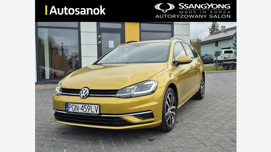 VOLKSWAGEN Golf -
