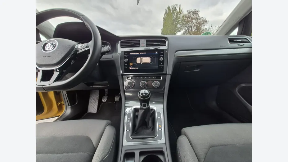 VOLKSWAGEN Golf -
