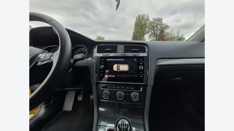 VOLKSWAGEN Golf -