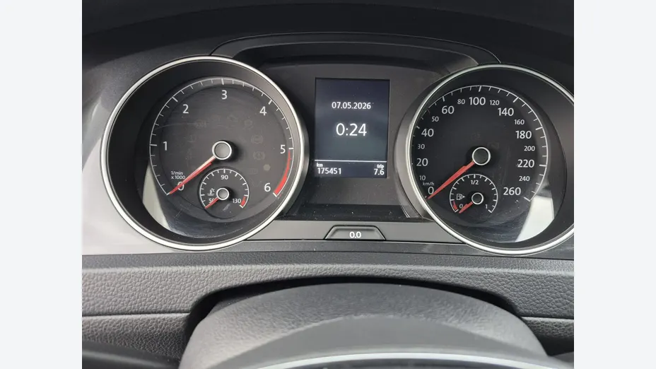 VOLKSWAGEN Golf -