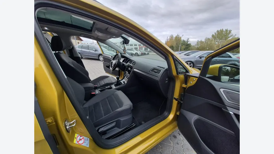 VOLKSWAGEN Golf -
