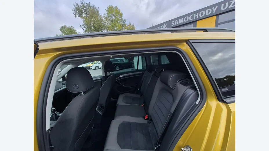 VOLKSWAGEN Golf -